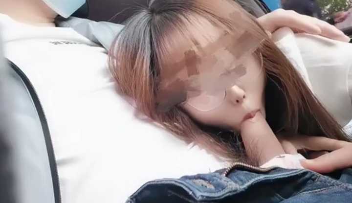 PaliTube - ผู้คนเดินมาตามถนนแล้วรถก็ชะงัก
