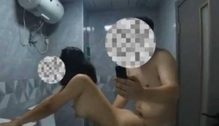 PaliTube - ฉันเปิดประตูแล้วโกงตรงทางเดิน มีคนเดินผ่านมาฉีดน้ำ~