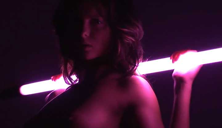 PaliTube - Stasha ดูสวยงามภายใต้แสงไฟนีออน