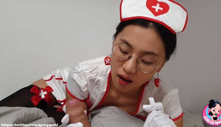 PaliTube - พยาบาลจีนเอเชียช่วยคนไข้ของเธอมีเซ็กส์ทางปาก