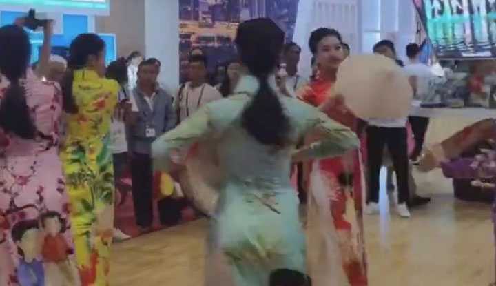 PaliTube - อยากดึงชุดอ๋าวใหญ่ของสาวเหงียนจริงๆ