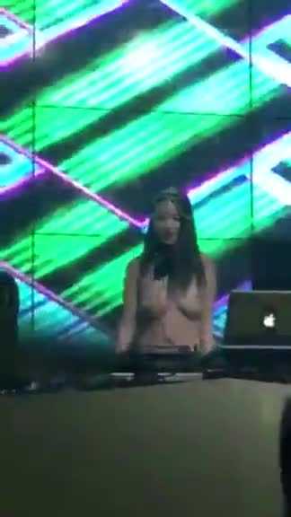 PaliTube - ดีเจสาว โชว์นมในผับ