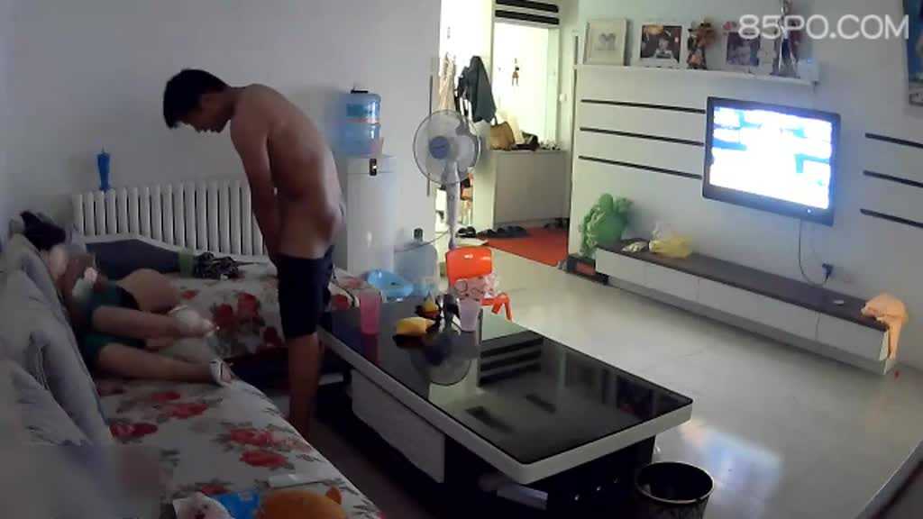 PaliTube - แอบเล่นเสียวกับน้องสะใภ้ในห้องรับแขกอยู่ดีดี ลูกก็วิ่งมาหา