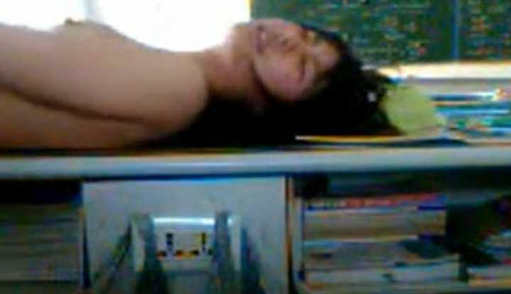 PaliTube - ตั้งกล้องถ่าย นักเรียนมัธยมโดนเพื่อนจับเย็ดคาโต๊ะเรียน