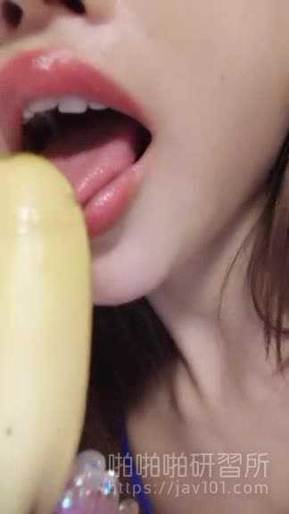PaliTube - สาวหน้าสวย เลียกล้วย ซะจนหนุ่มๆเสียว