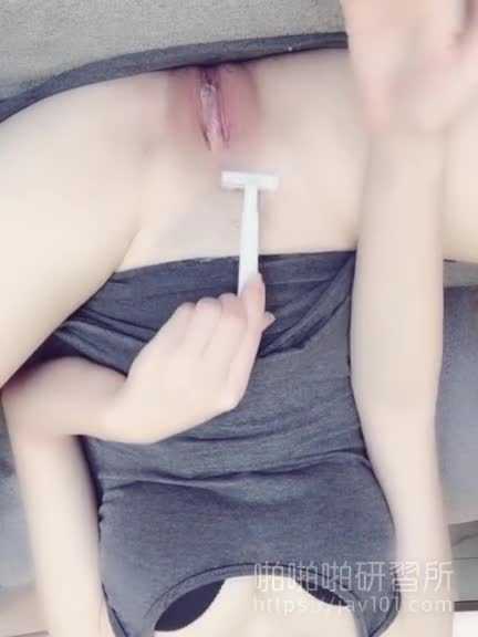 PaliTube - สาววัยใสบอกว่าเทคนิคการทำให้หีดูสีชมพู คือการโกนหมอยออกให้หมด  (2)