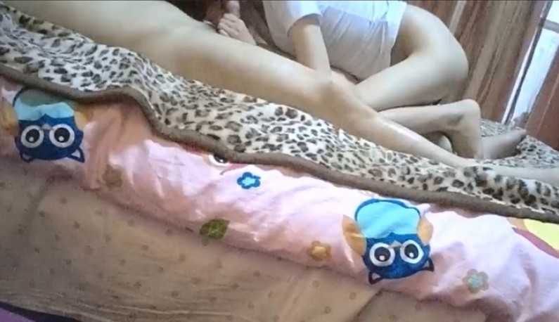 PaliTube - เด็กอนุบาลเล่นติ้กต้อกกล้องถ่ายไปโดนแม่ที่แก้ผ้าอยู่