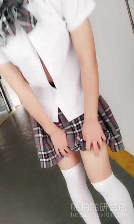 PaliTube - นักเรียนสาวโชว์เสียวริมทางเดิน ไม่กลัวครู หรืออายเพื่อนเลยนะเรา