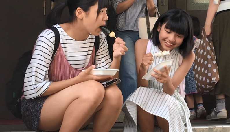 PaliTube - ซ่อนกล้องแอบถ่ายใต้กระโปรงสาว สนใจกิน ไม่รู้ตัวว่าหวอออก