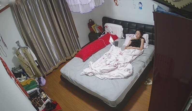 PaliTube - ผู้หญิงดูหนังโป๊บนเตียง