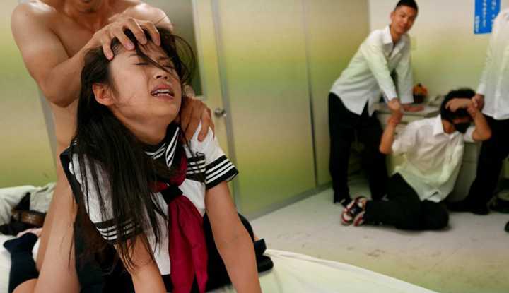 PaliTube - หนังโป๊ญี่ปุ่นไม่เซ็นเซอร์ หนูโดนแก๊งหนุ่มหื่นในโรงเรียนข่มขืนต่อหน้าแฟน