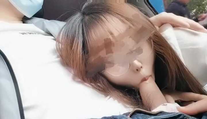 PaliTube - ผู้คนเดินมาตามถนนแล้วรถก็ชะงัก