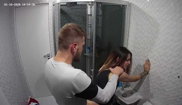 PaliTube - [ฝรั่ง] ฉันกระหายน้ำเกินกว่าจะมาบ้านแฟนของฉัน~ มาเร็วโดยที่พ่อตาและแม่สามีไม่สังเกตห้องน้ำ