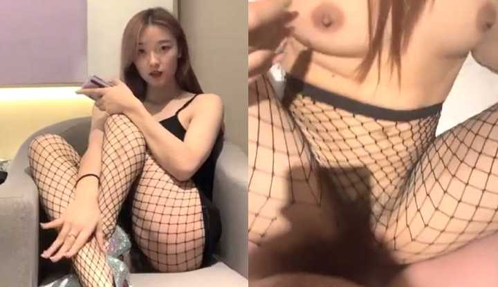 PaliTube - ผู้หญิงสวยรุนแรงไม่สามารถนอนได้ในตอนกลางคืน ดังนั้นเธอจึงใส่ถุงเท้าและรองเท้าส้นสูงเพื่อจูงมือกับเพื่อนสำหรับการถ่ายทอดสด