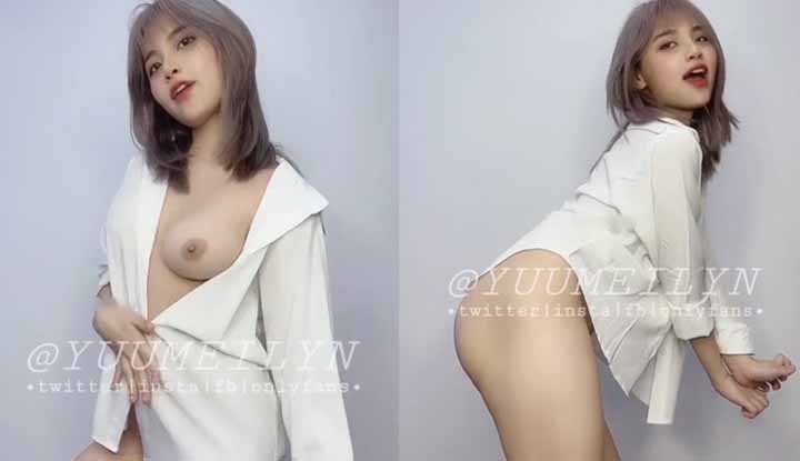PaliTube - [เวียดนาม] โฮสต์ชื่อว่า yuumeillyn เต้นอย่างหลงใหลในชุดสีขาว โดยเปิดเผยอกของเธอที่สวยงามเมื่อเธอเคลื่อนไหว