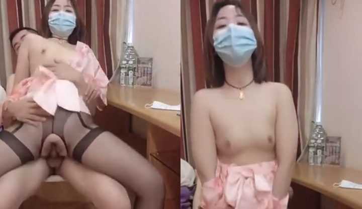 PaliTube - น้องสาวของฉันน่าหลงใหลและสวยงามมาก ใส่ผ้าซิปดำและถือไว้อย่างน่าพึงพอใจ