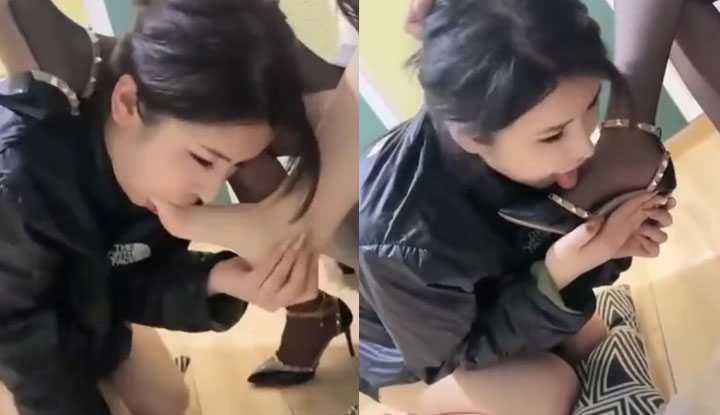 PaliTube - สองสาวสวยสุดๆ มีลูกสุนัขตัวเมียใหม่ที่เลียเท้าของเจ้าของและมีพฤติกรรมที่ชวนให้คนอื่นหลงไหลมากเกินไป