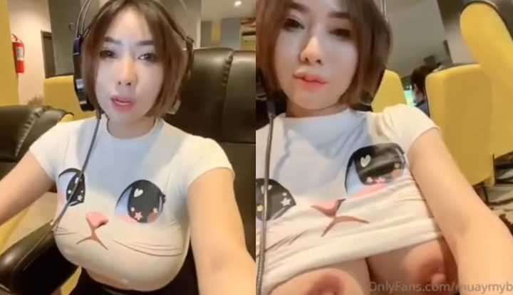 PaliTube - คลิปวิดีโป๊หลุด Onlyfansxxx น้องแอมมิยาบิ ตั้งกล้องช่วยตัวเองกลางร้านเกม Muaymyb ใส่เสื้อลายแมวโนบราหัวนมโผล่เห็นจุกนม นั่งถกกระโปรงโชว์หีโชว์นมใหญ่ๆ เสียวสุดๆตอนผู้ชายเดินผ่านมาเห็นตอนเกี่ยวเบ็ดเล่นหีแจ๊ะๆ