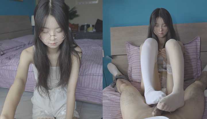 PaliTube - สาวกันอย่างบริสุทธิ์และน่ารักที่สวมแว่นตา ใส่ชุดชั้นในสตรอเบอร์รี่ใส ถุงน่อง และทำมือและเท้างานตัวเอง ภาพนี้ค่อนข้างล่อใจ