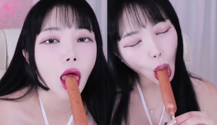 PaliTube - ผู้หญิงนักกีฬาที่มีหน้าอกใหญ่และมีเสน่ห์กำลังกินฮอตดอกทำให้คุณอยากถูกกินโดยผู้หญิงนักกีฬานั้นหรือไม่?