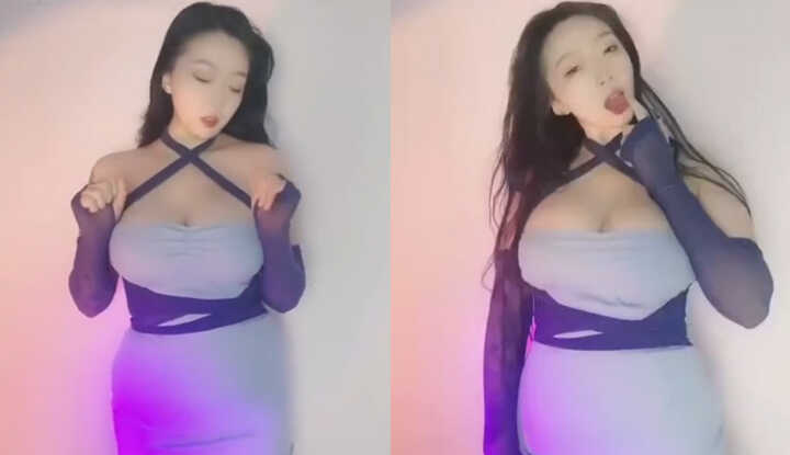 PaliTube - น้องสาวสุดเซ็กซี่ของพี่สาวอายุมากมือกระจึ่งซินหมี่เมีย การเต้นอันล่อใจด้วยถุงเท้าสุทธิที่สวยงาม