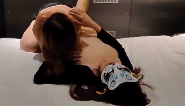PaliTube - สามีของฉันอยากจะลองมีเพศสัมพันธ์กับเพื่อนสนิทของฉัน ดังนั้นภรรยาของฉันจึงต้องช่วยเหลืออย่างไม่อยากจะทำ