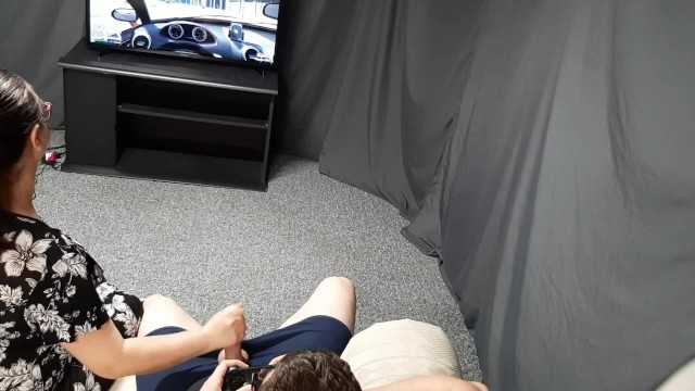 PaliTube - Stepmom tries to give a handjob to me while I play GTA5.