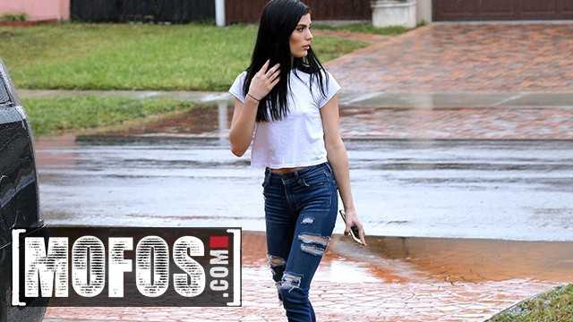 PaliTube - Mofos - Cutie Sadie Blake Repays Jmac For Getting Her Out Of The Rain With A Quick Blowjob