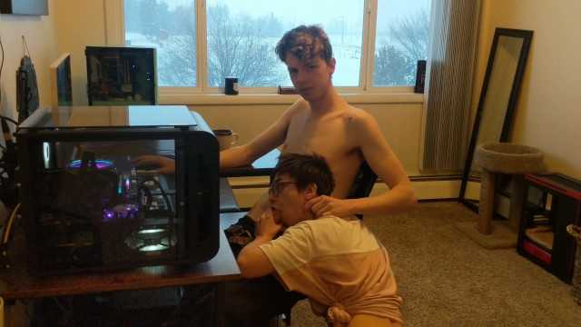PaliTube - Interrupting my boyfriend playing video games (He makes me cum+Cumshot)