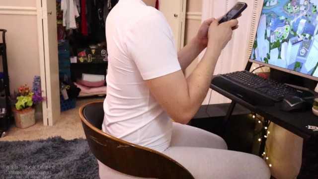 PaliTube - Playing the Sims 4 and Desperate to Piss - 29 MINUTES! - wetting