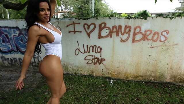 PaliTube - BANGBROS - ลูน่า สตาร์ ลาตินาสวยงามกำลังรับหนังสือที่ปาราเด็ก!